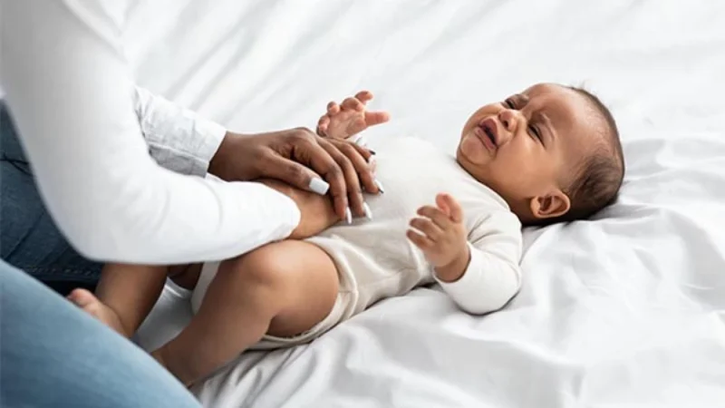 Guia da Mãe de Primeira Viagem O Cocô do Bebê e o Alívio das Cólicas